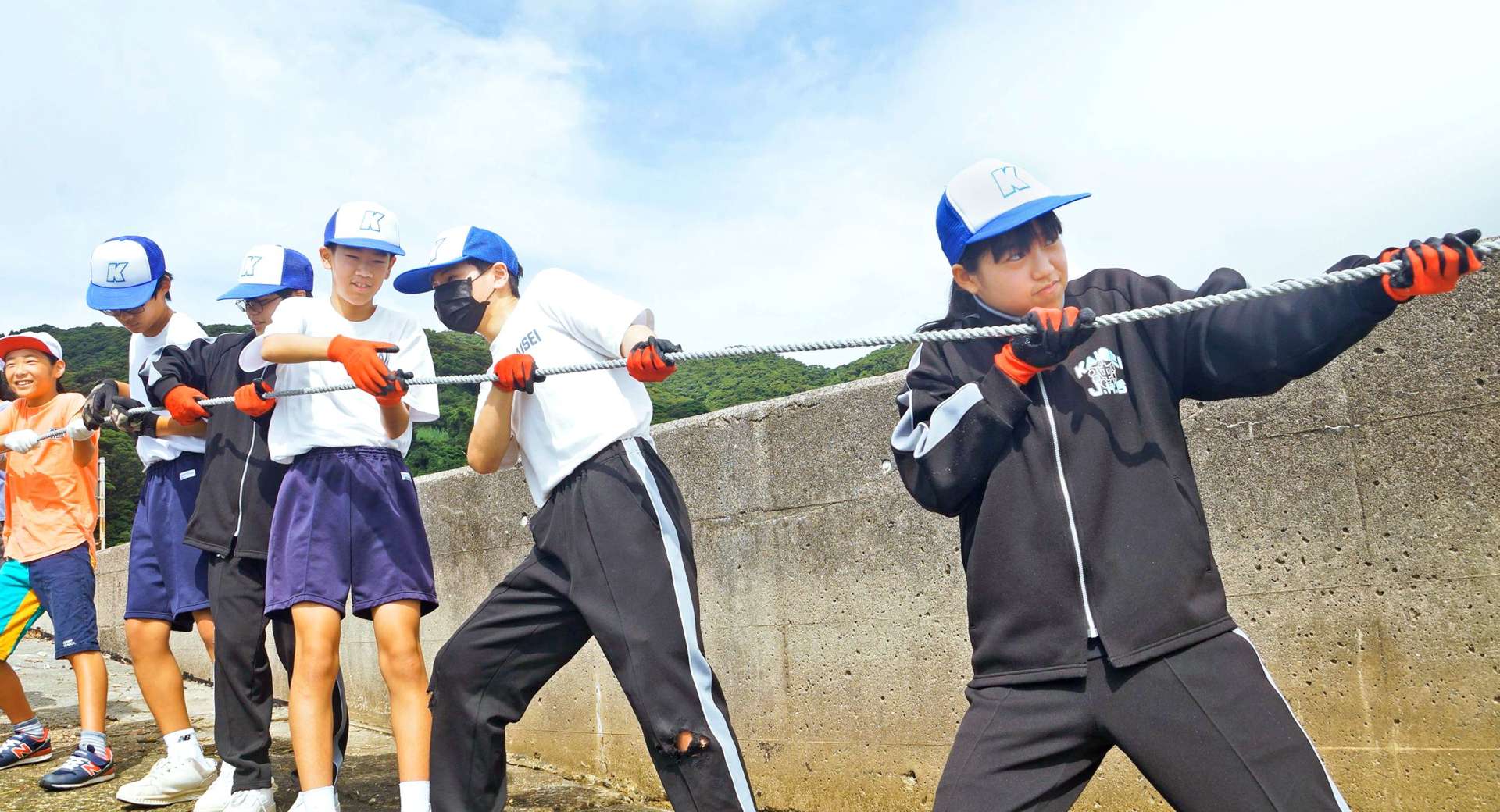 協力して網を引く子どもたち＝薩摩川内市下甑