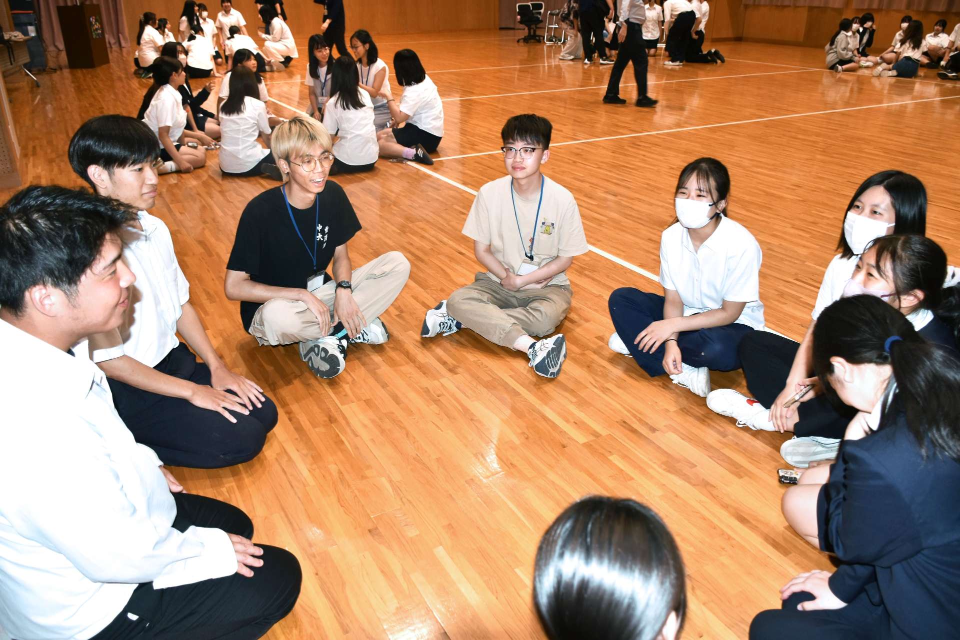 日本と香港の文化の違いについて話し合う学生ら＝１日、霧島市国分中央１丁目の第一幼児教育短期大学