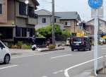 マイクロバスが衝突した電柱（中央）＝５日、鹿児島市谷山中央８丁目