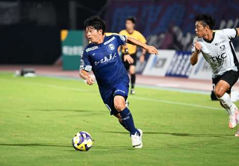 ドリブルで攻め込む鹿児島Ｕ・圓道＝白波スタジアム