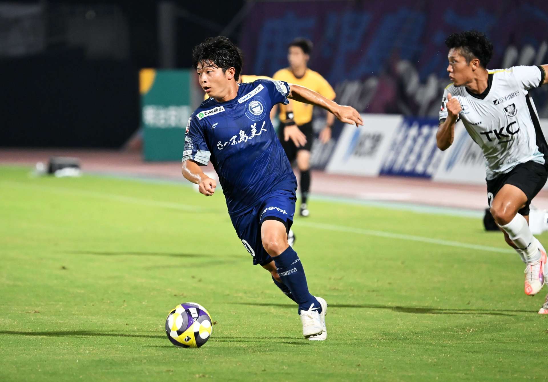 ドリブルで攻め込む鹿児島Ｕ・圓道＝白波スタジアム