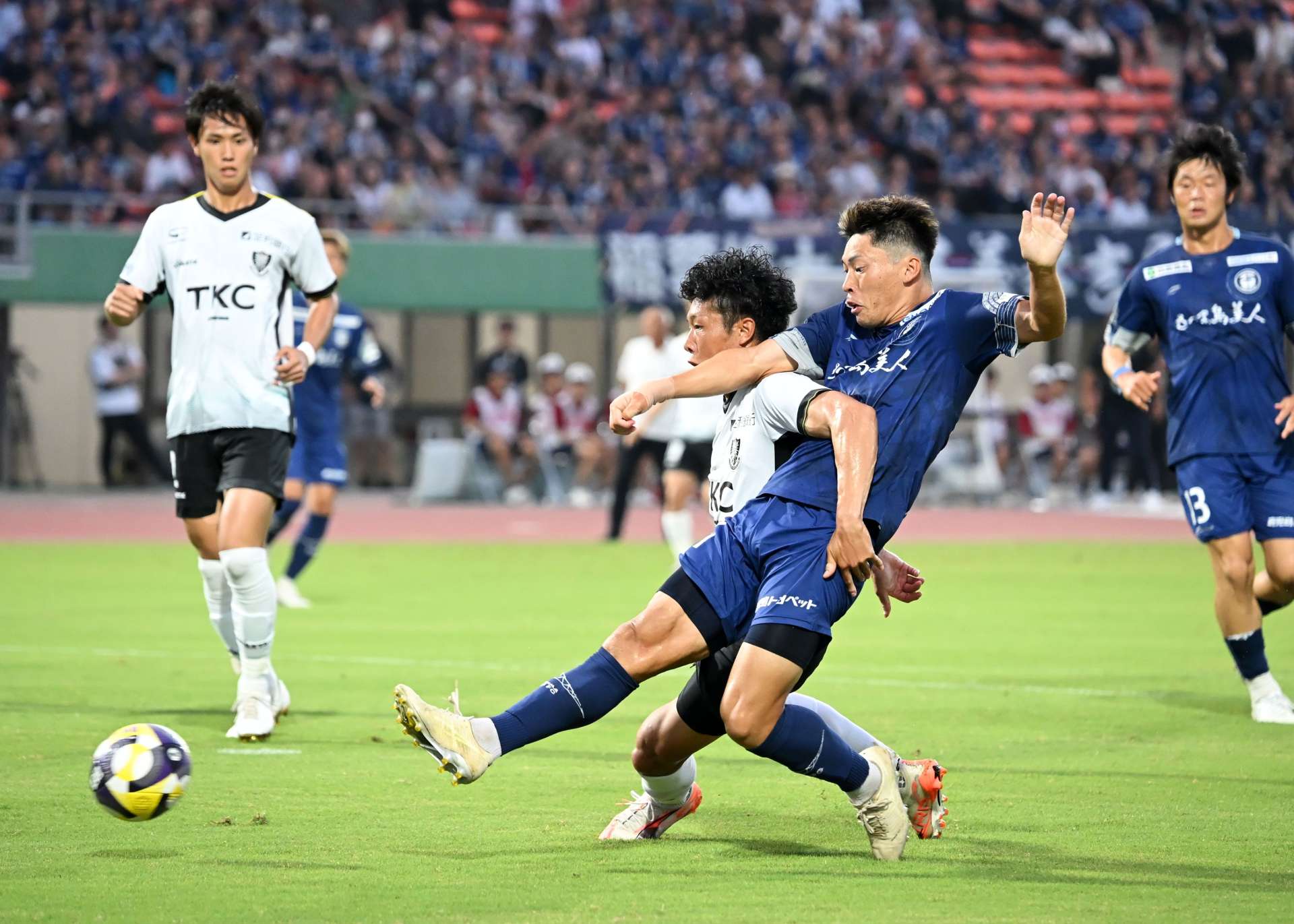 前半１８分、鹿児島Ｕ・青木が先制ゴールを決める＝白波スタジアム