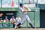 １回表尚志館２死二塁、中馬が適時二塁打を放つ＝平和リース