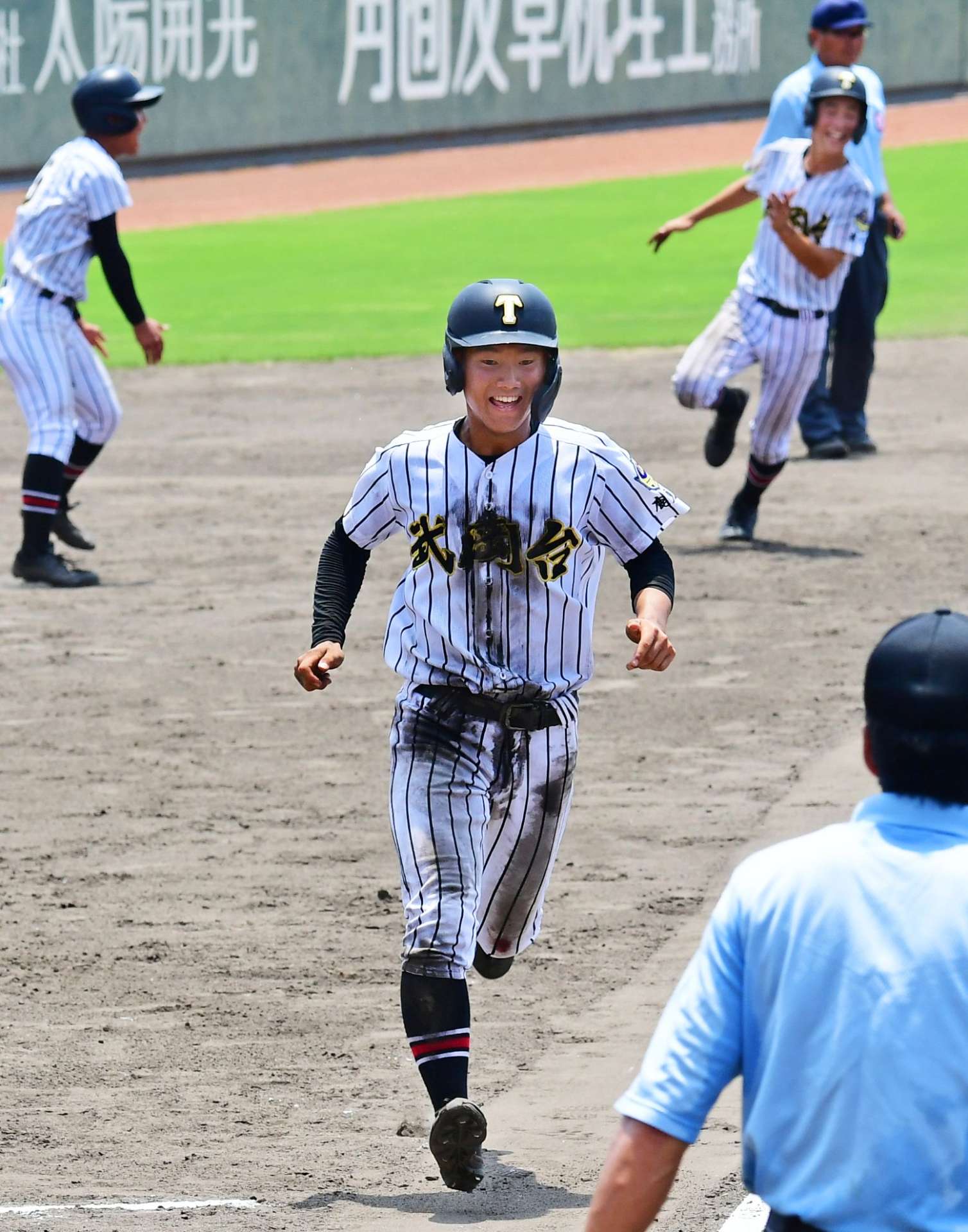 ７回裏武岡台２死二、三塁、秋好の右越え三塁打で三走久保が生還＝平和リース