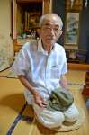 陸戦隊時代の帽子を手に記憶をたどる白川節夫さん＝えびの市昌明寺