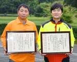 初の林業技能検定で１級に合格した古栫健治さん（左）と豊留勝さん＝薩摩川内市