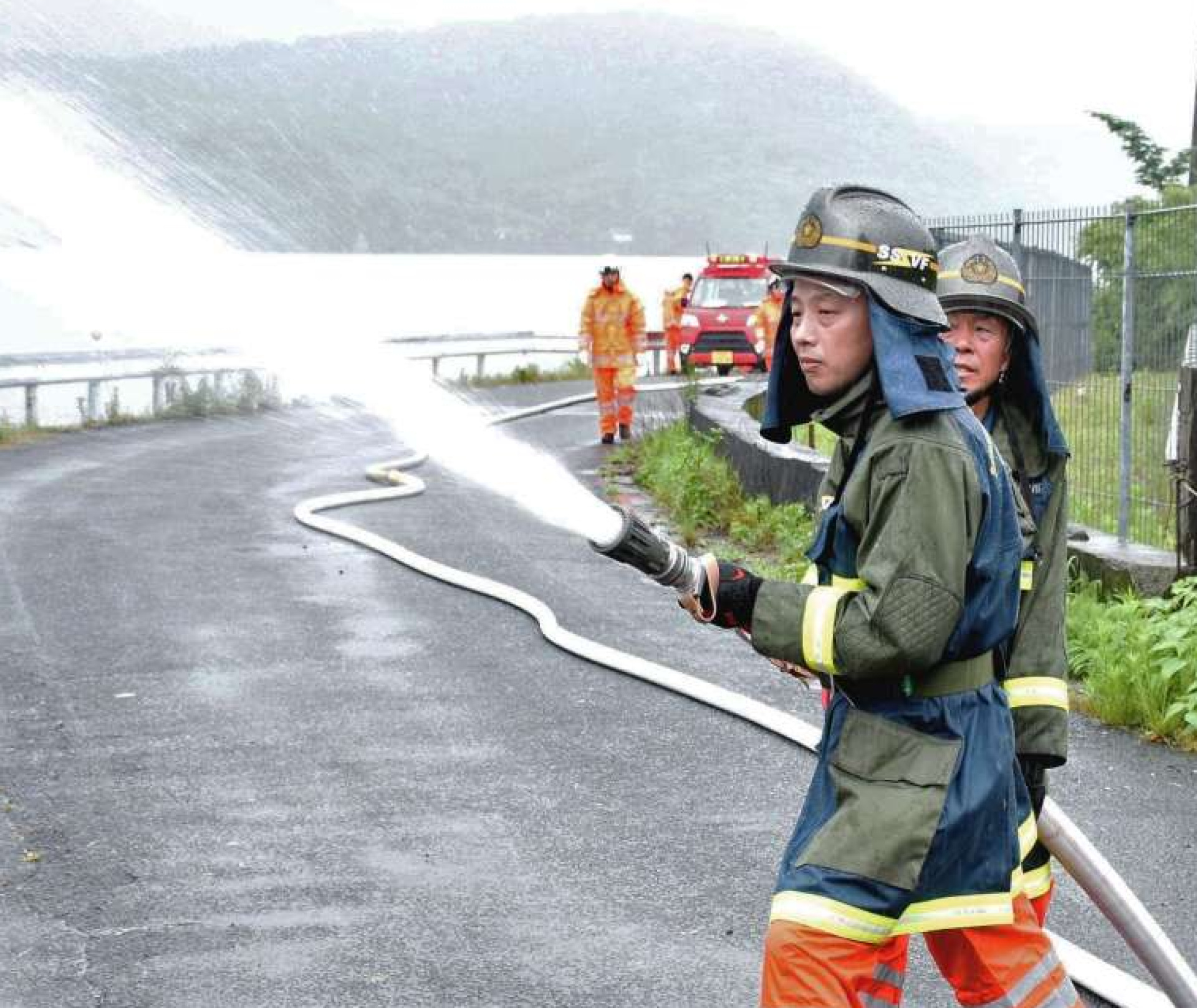 林野火災を想定した訓練で放水する消防団員ら＝薩摩川内市湯島町