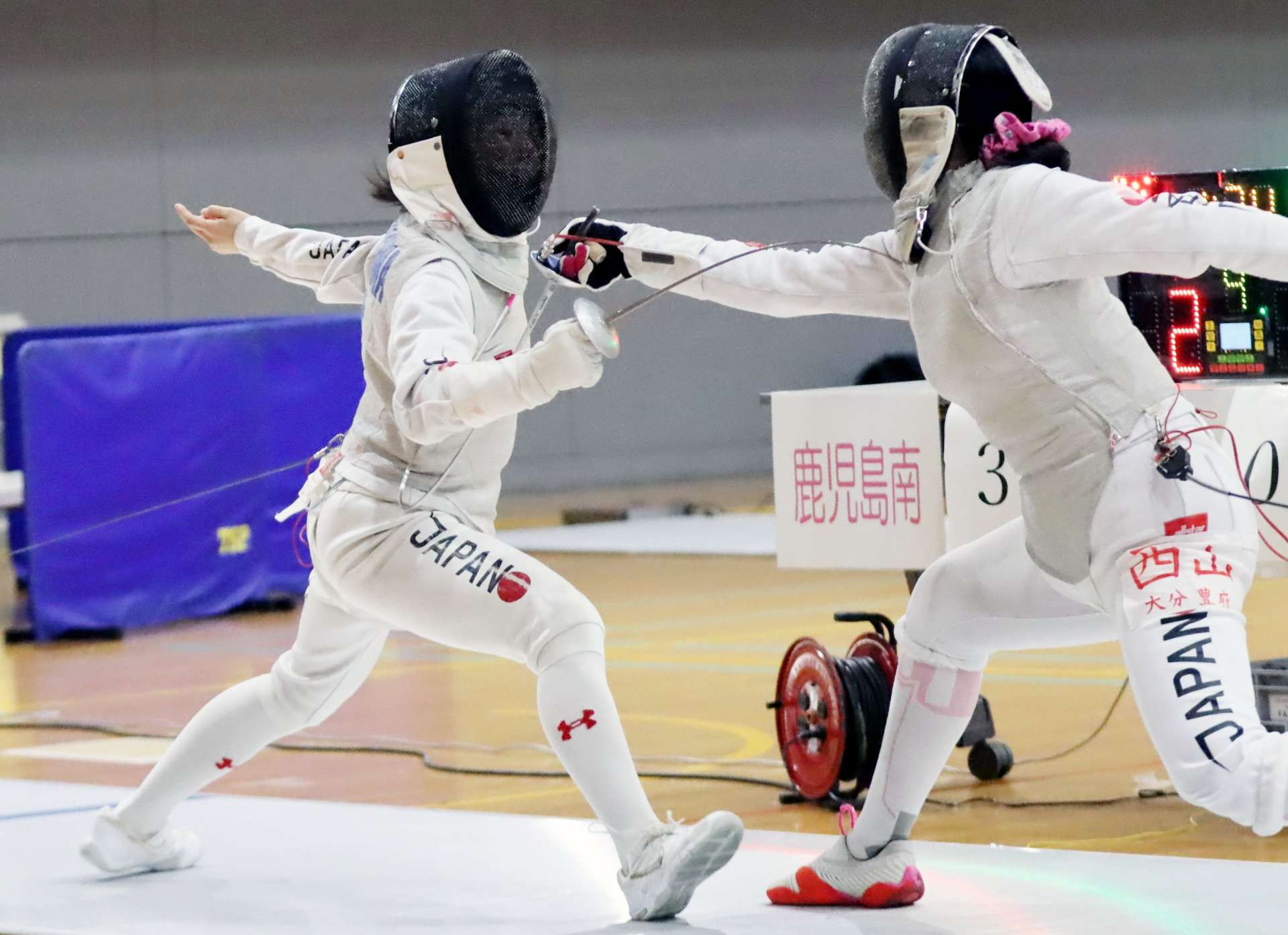 女子団体で優勝した鹿児島南。萱島（左）が果敢に攻める＝島原復興アリーナ