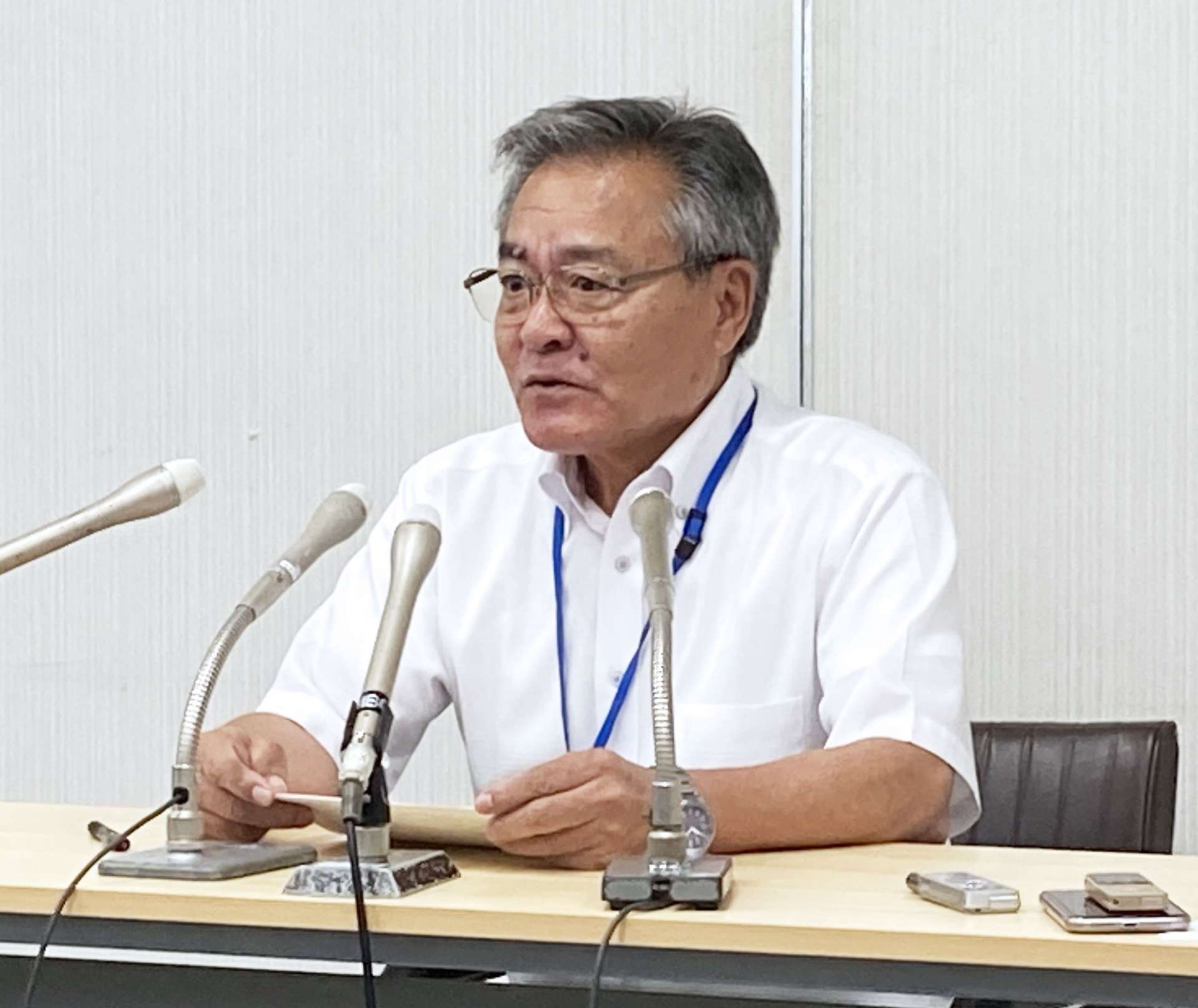 住民の避難状況について話す久保源一郎十島村村長＝６日、鹿児島市の十島村役場