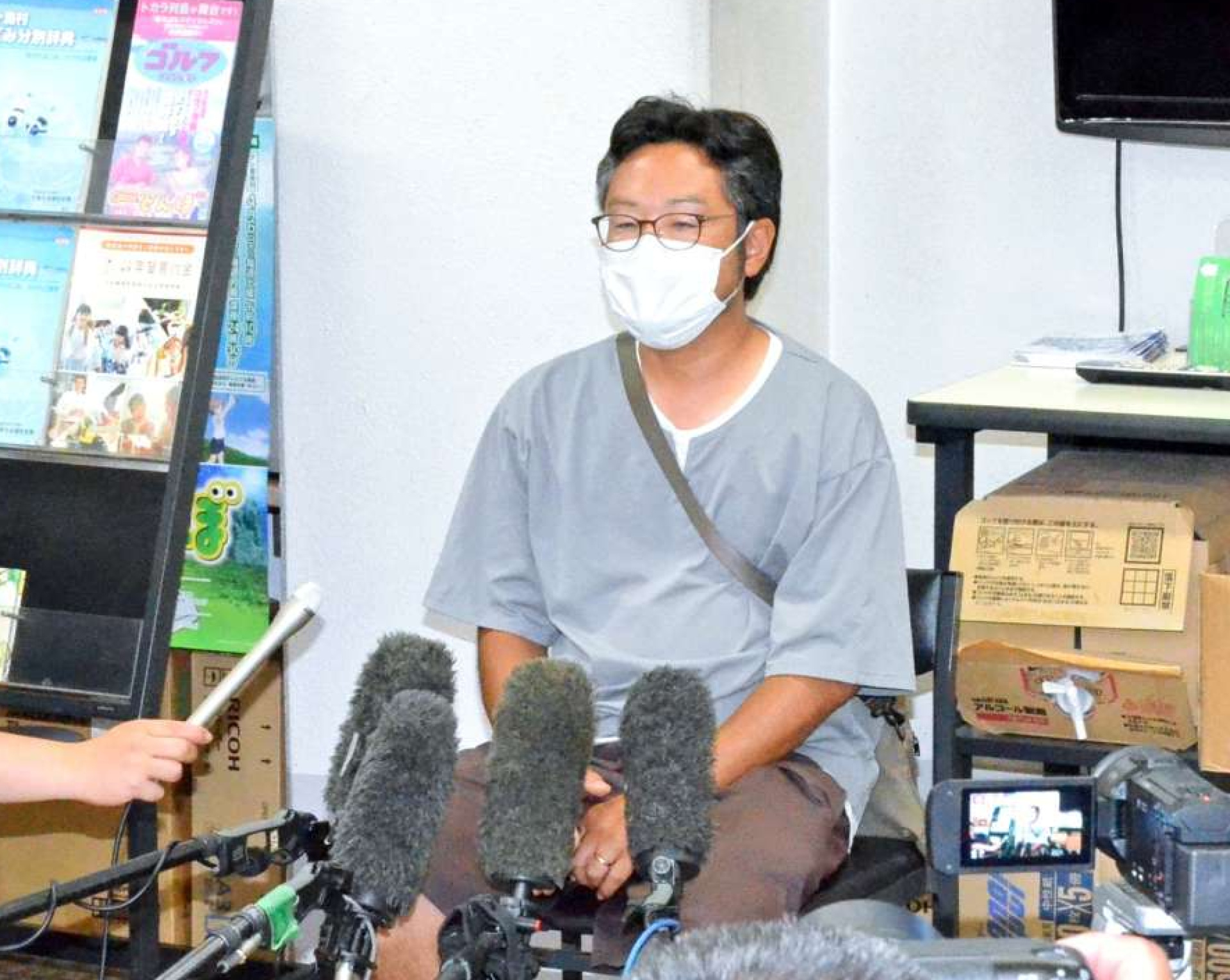 小宝島から避難し、報道陣の取材を受ける齊藤星さん＝６日午後５時５５分ごろ、鹿児島市本港新町の南ふ頭旅客ターミナル