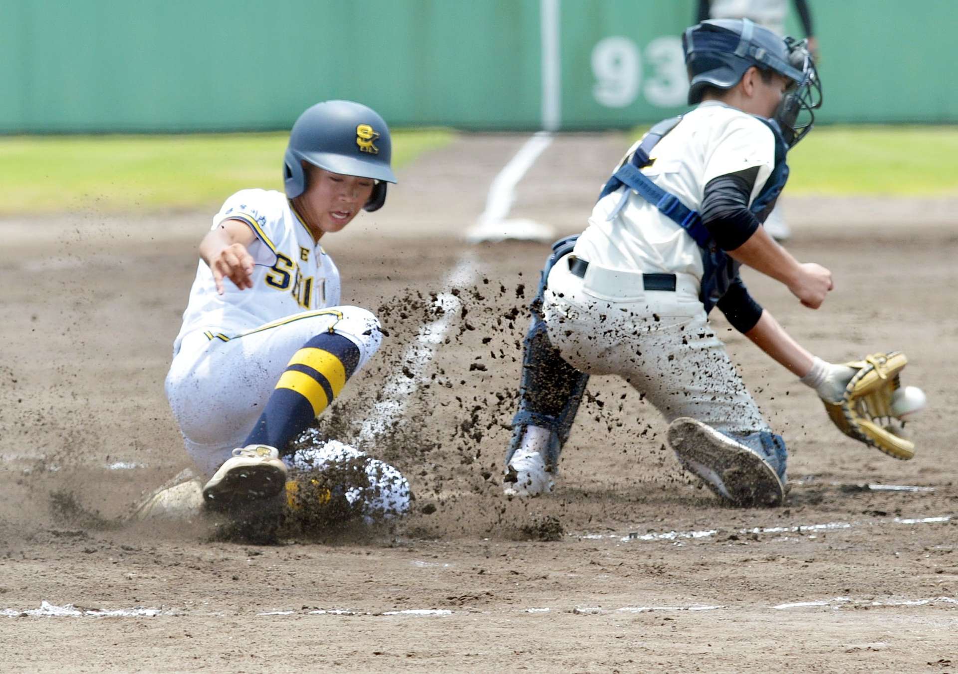 １回裏川内商工無死一、三塁、敵失の間に一走渡邉が生還＝鴨池市民