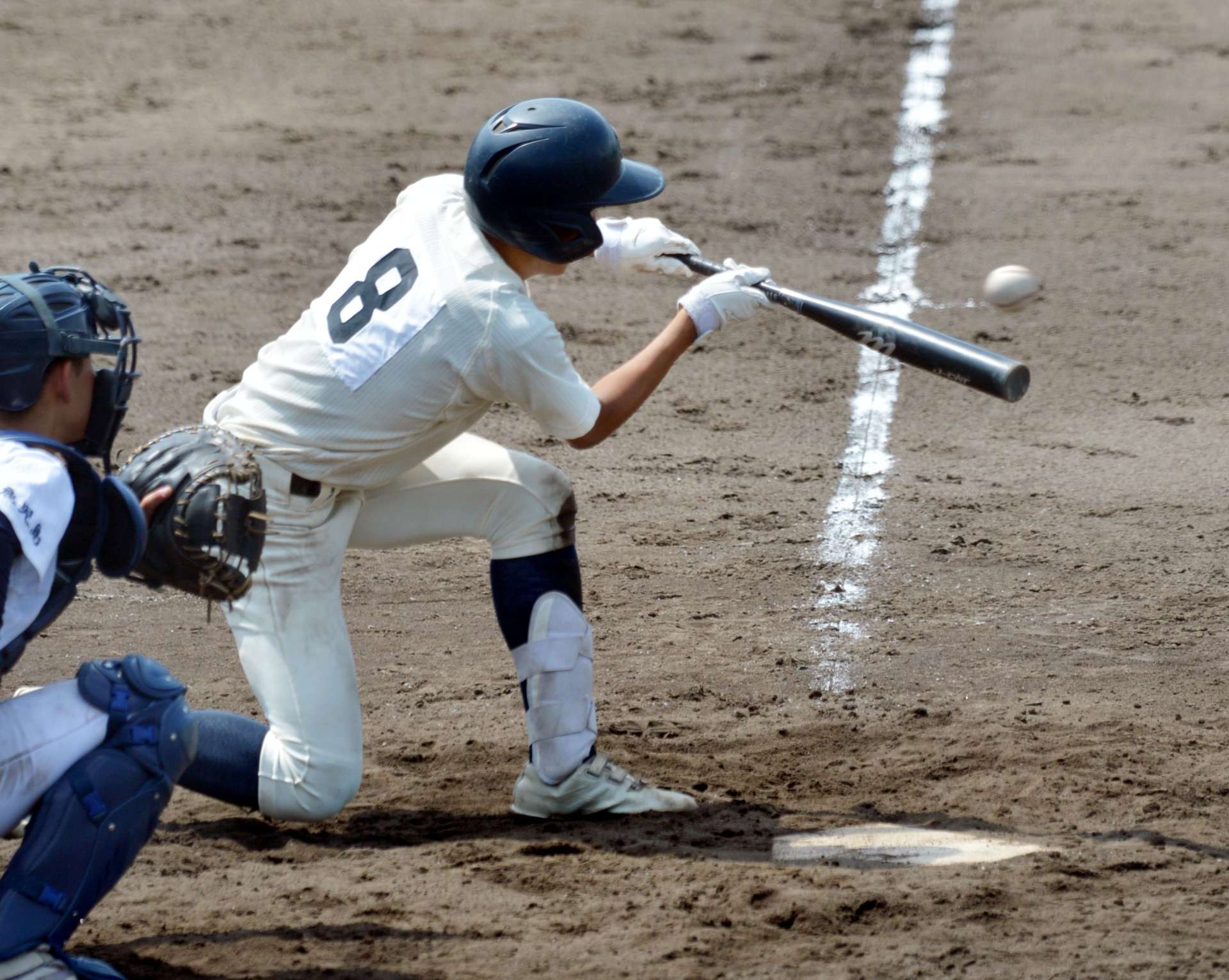 ５回裏鹿南１死三塁、中川がスクイズを決める＝鴨池市民