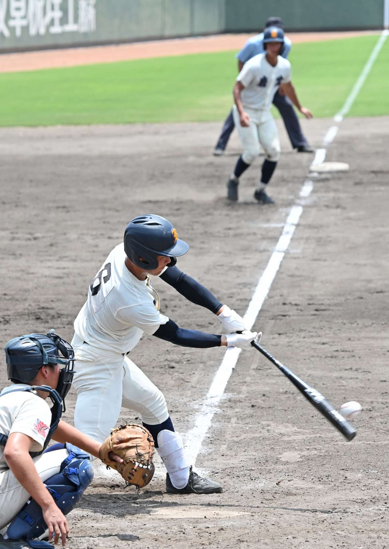 ３回裏鹿実１死二、三塁、中村真が中前に２点適時打を放つ＝平和リース（佐伯直樹撮影）