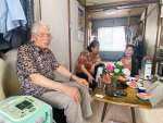 鹿児島市の県営住宅で暮らす高橋達雄さん（左）。「二つの祖国の平和が一番大事だ」と語る