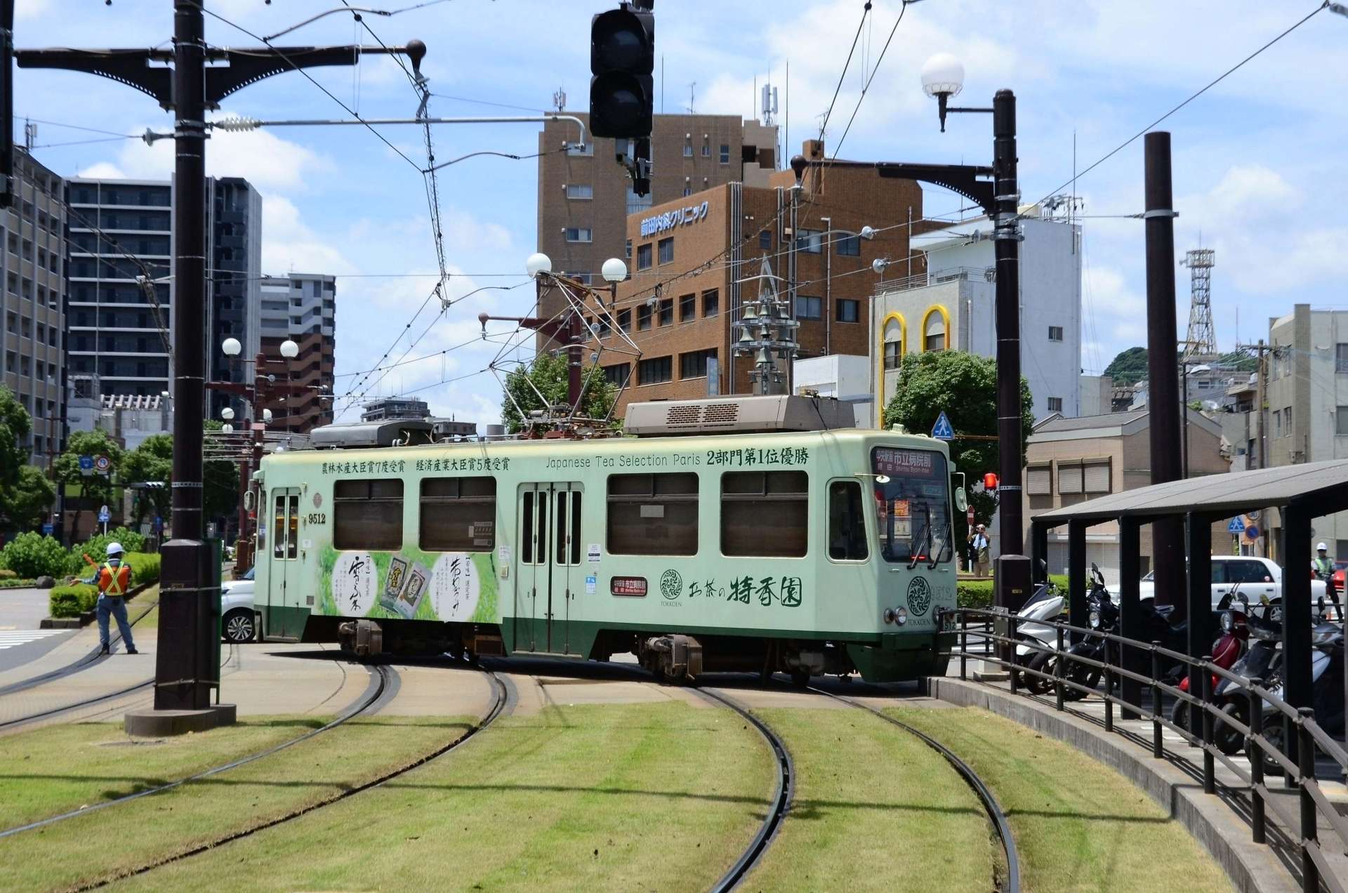 〈別カット〉線路をふさぐ市電＝７日午前１１時半すぎ、鹿児島市の鹿児島駅前