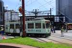 線路をふせぐ市電＝７日午前１１時５分ごろ、鹿児島市の鹿児島駅前
