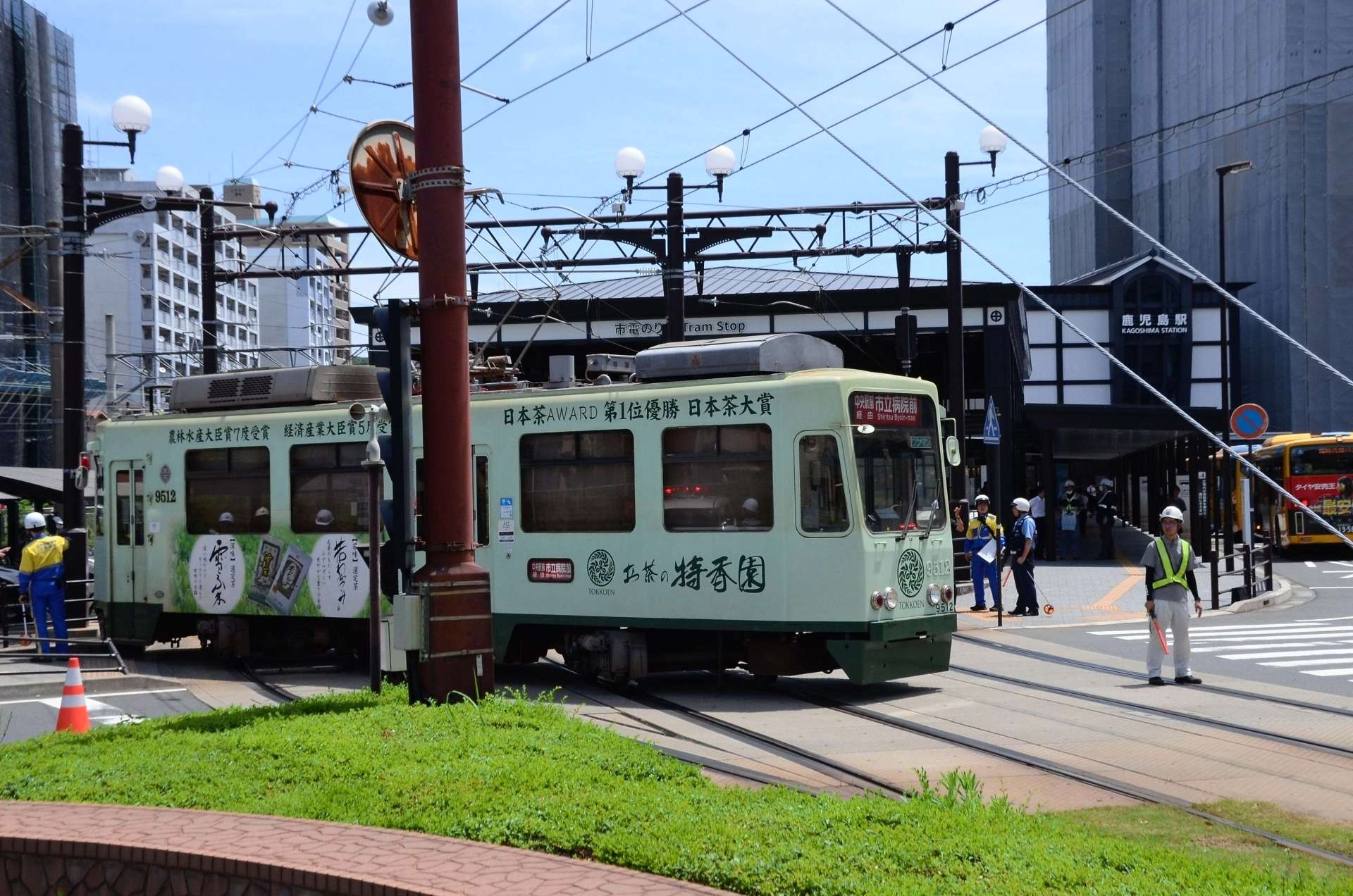 線路をふせぐ市電＝７日午前１１時５分ごろ、鹿児島市の鹿児島駅前