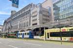 〈関連〉トラブルの影響で、朝日通電停付近で連なる車両＝７日午前、鹿児島市金生町
