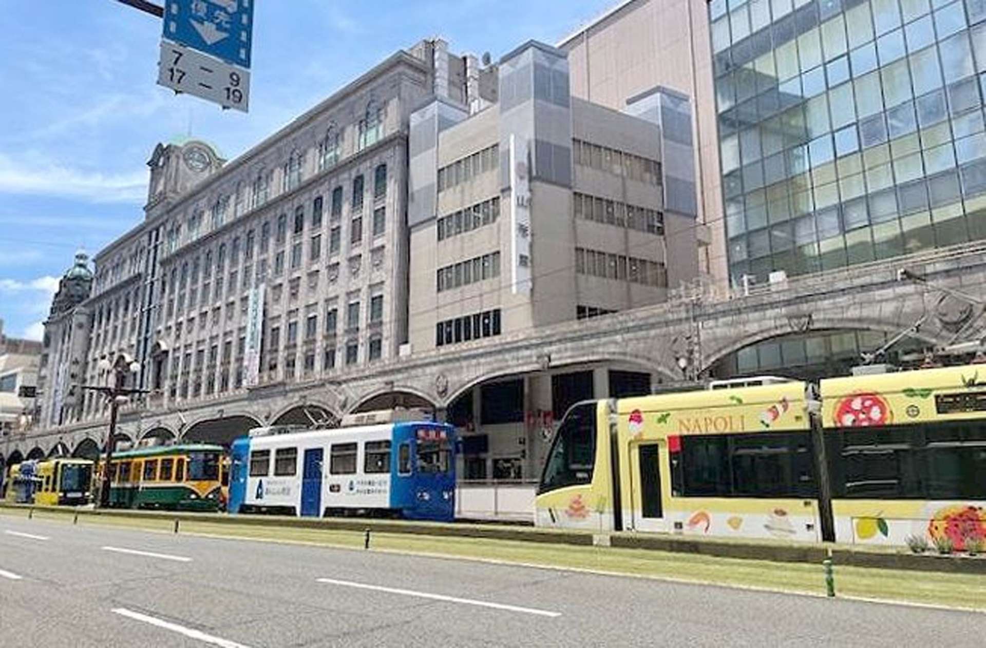 〈関連〉トラブルの影響で、朝日通電停付近で連なる車両＝７日午前、鹿児島市金生町