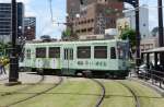 線路をふさぐように停車した市電＝７日午前１１時半すぎ、鹿児島市の鹿児島駅前