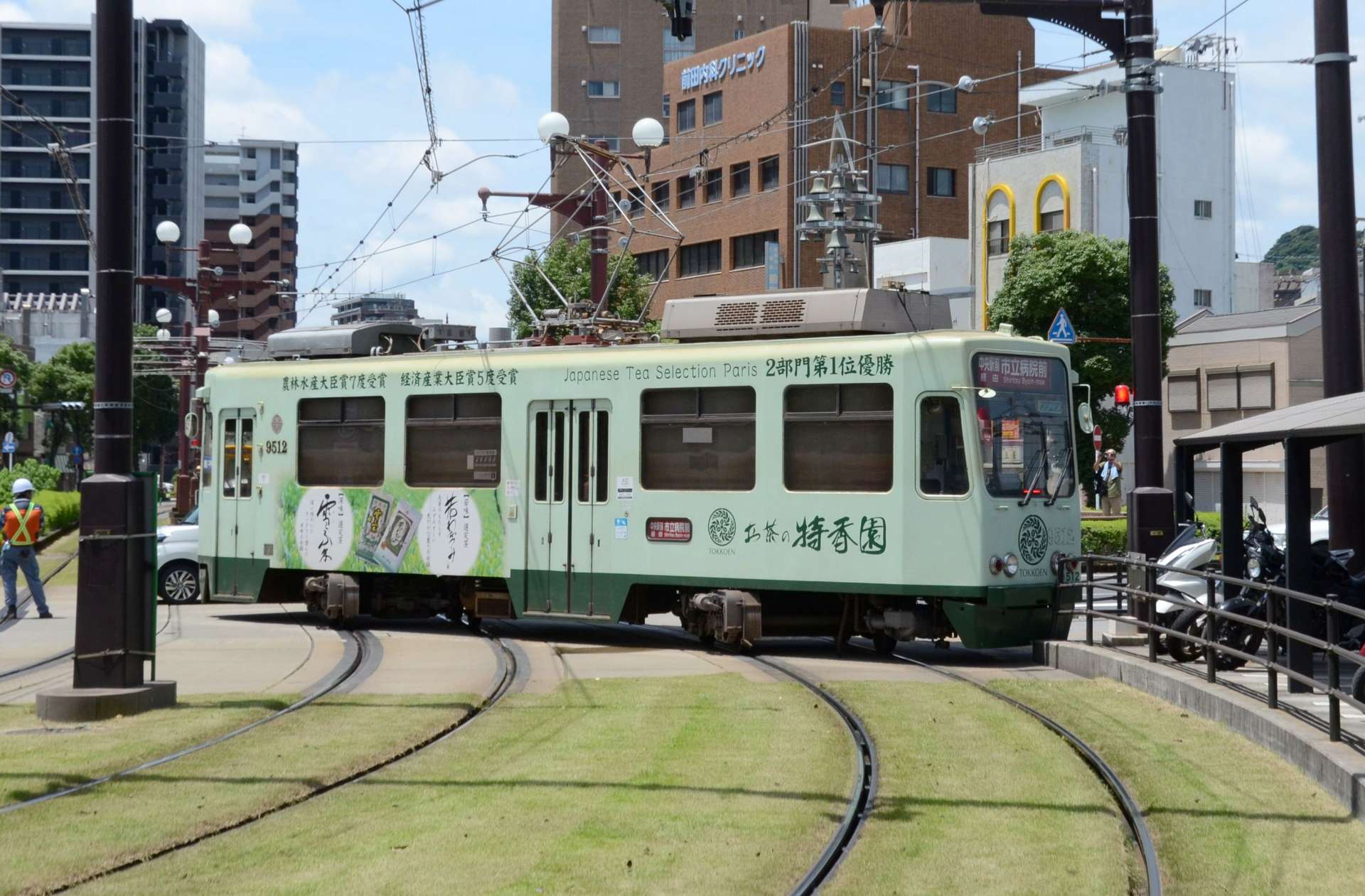 線路をふさぐように停車した市電＝７日午前１１時半すぎ、鹿児島市の鹿児島駅前