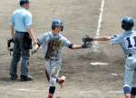 ８回表国分１死満塁、川尻の右前打が敵失を誘い二走志摩が生還する＝鴨池市民