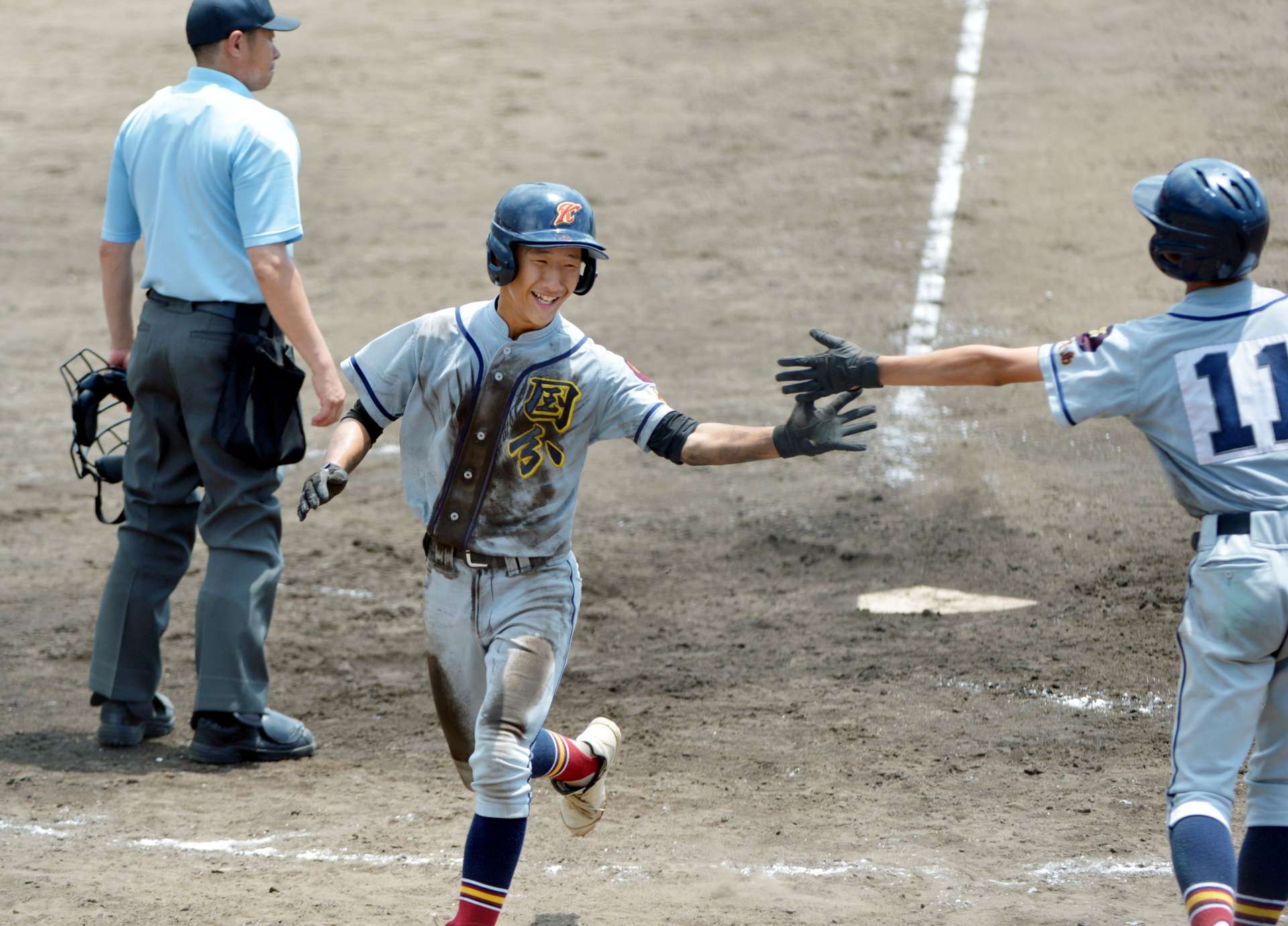 ８回表国分１死満塁、川尻の右前打が敵失を誘い二走志摩が生還する＝鴨池市民