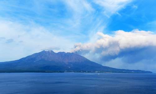 噴煙を上げる桜島＝６日午後４時、鹿児島市与次郎１丁目から撮影