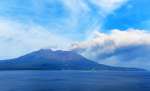 噴煙を上げる桜島＝６日午後４時、鹿児島市与次郎１丁目から撮影
