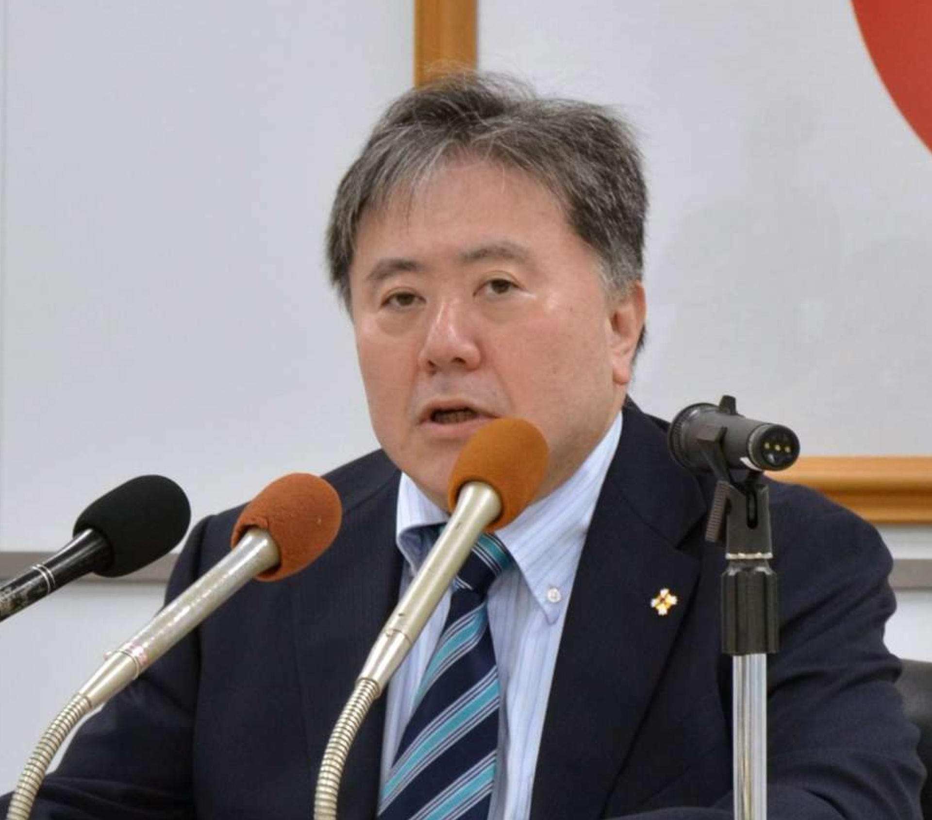 着任会見であいさつする鹿児島地検の藤野晃俊検事正＝７日、鹿児島市山下町
