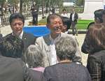 〈関連〉集まった聴衆に笑顔で応じる石破茂首相＝７日、鹿児島市のみなと大通り公園
