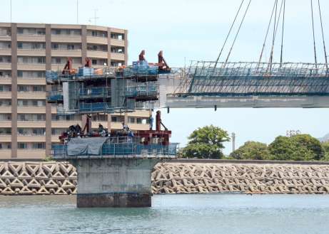 橋脚の上に設置される橋桁＝７日、鹿児島市鴨池新町沖