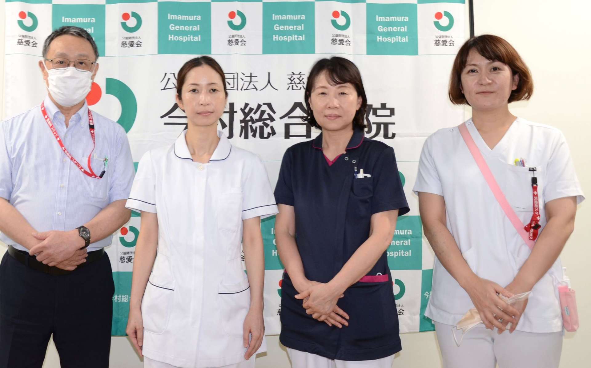 十島村悪石島に派遣される今村総合病院の野間こづえさん＝７日、鹿児島市
