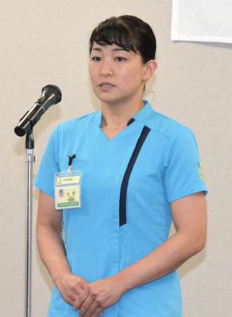 派遣を前に、あいさつする鹿児島市立病院の永尾香織さん＝７日、鹿児島市の同病院