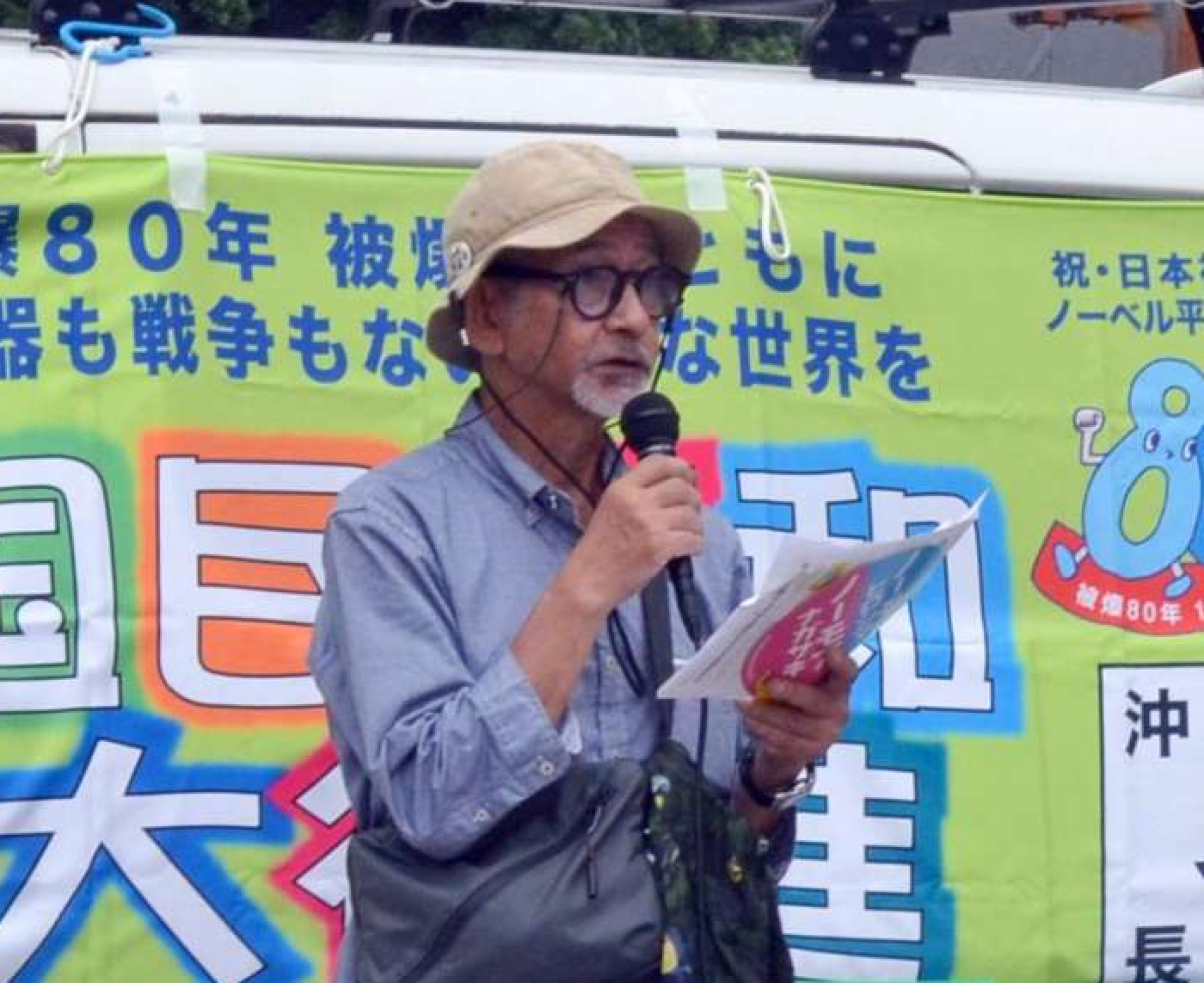 核兵器廃絶について「皆が自分のこととして考えよう」と呼びかける岡元均さん＝鹿児島市のみなと大通り公園
