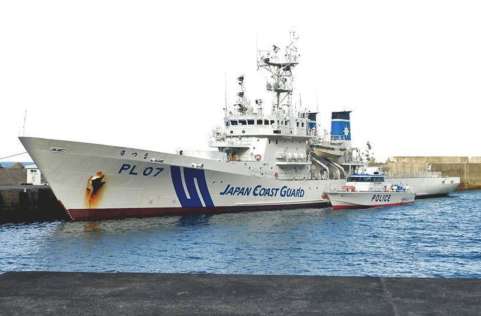 やすら浜港に係留する巡視船「さつま」＝７日、十島村悪石島（第１０管区海上保安本部提供）
