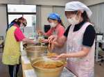 弁当を準備する「鴨カムお結び」のスタッフら＝６月、鹿児島市鴨池新町