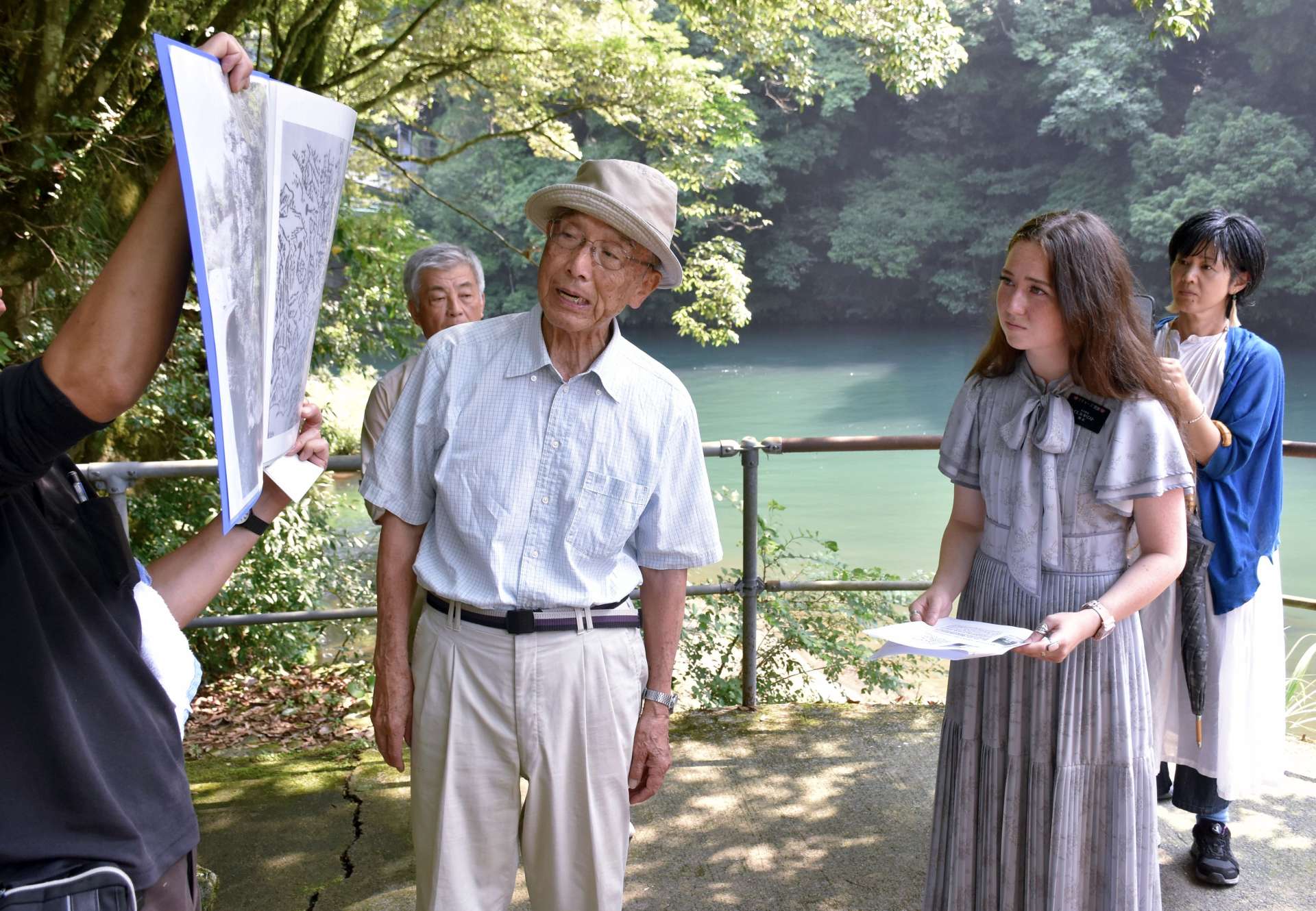 有川和秀さんの説明を聞くサバンナ・サチコ・リチャーズさん（手前右）＝霧島市隼人