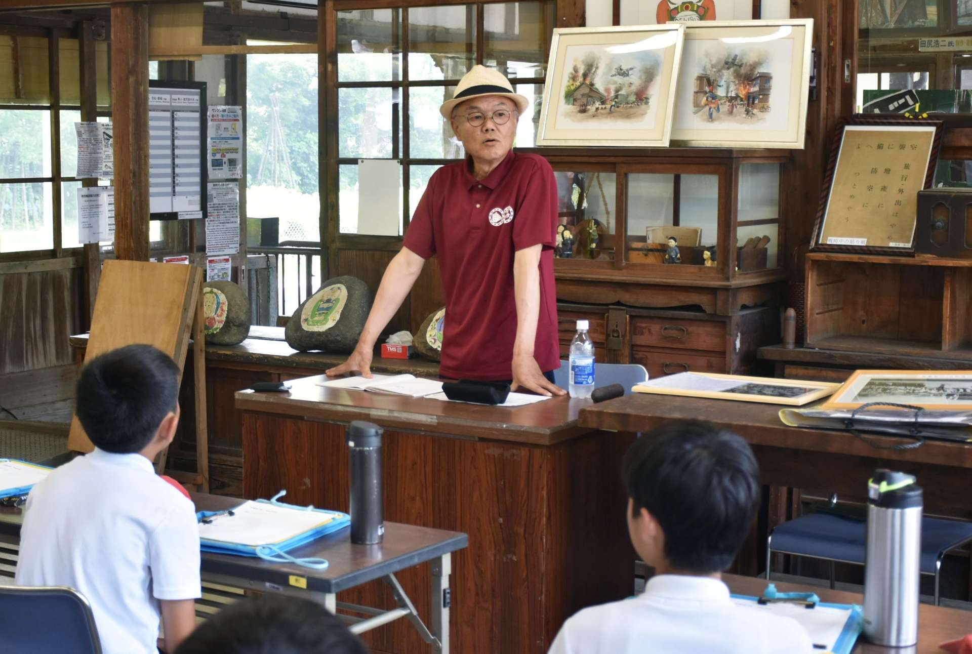 戦争の恐ろしさを伝える愛甲信雄さん＝霧島市横川町中ノのＪＲ大隅横川駅