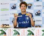 パッションフルーツサポーターに就任した鹿児島ユナイテッドＦＣの河村慶人選手＝ユニータ