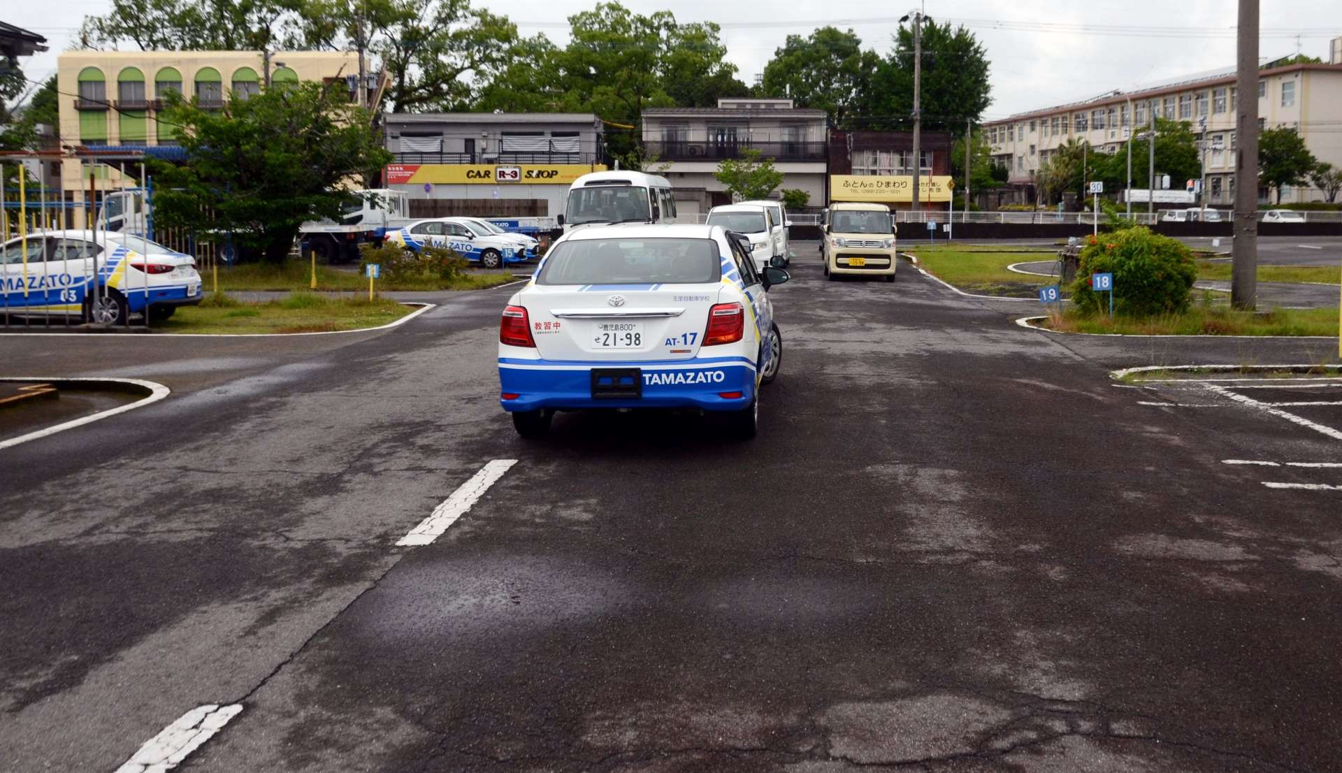 右折する際、手前から右に寄り対向車線に大きくはみだした車＝１８日、鹿児島市の玉里自動車学校