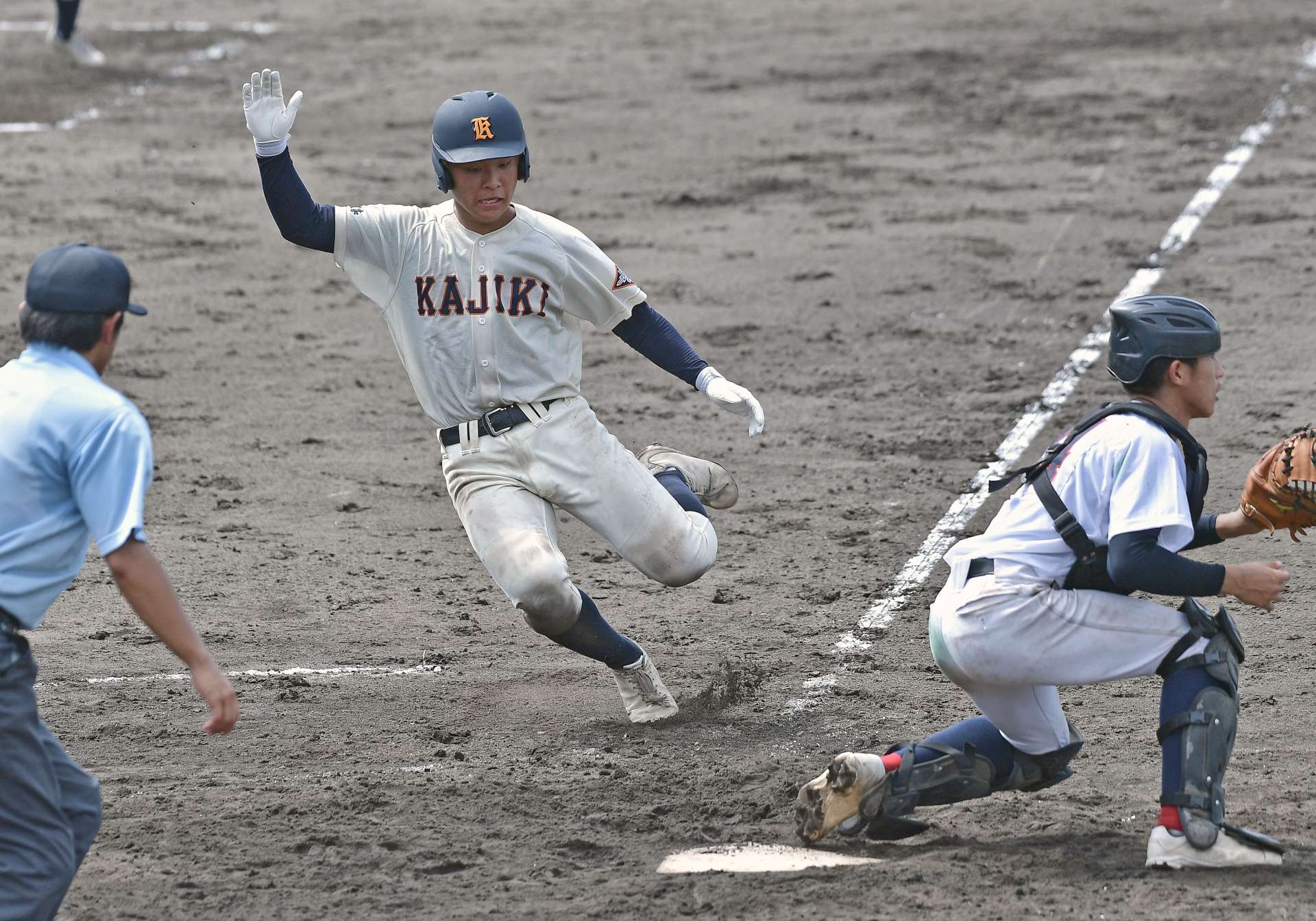 ４回裏加治木無死満塁、雉子牟田の中前打で三走に続き二走前田叶が生還＝鴨池市民