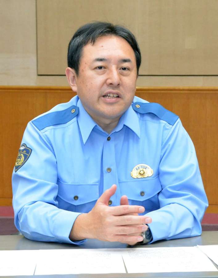 南日本新聞のインタビューに答える西畑知明警務部長＝８日、鹿児島市の県警本部