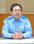 南日本新聞のインタビューに答える西畑知明警務部長＝８日、鹿児島市の県警本部