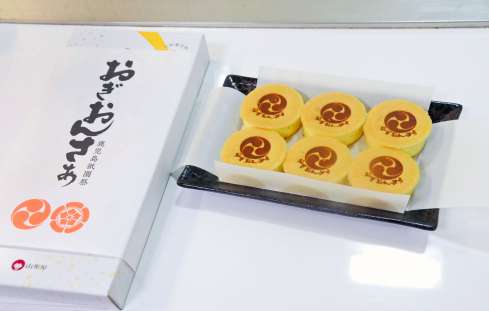（別カット）おぎおんさぁの「左三つ巴」が焼き印された金生まんじゅう＝鹿児島市金生町の山形屋
