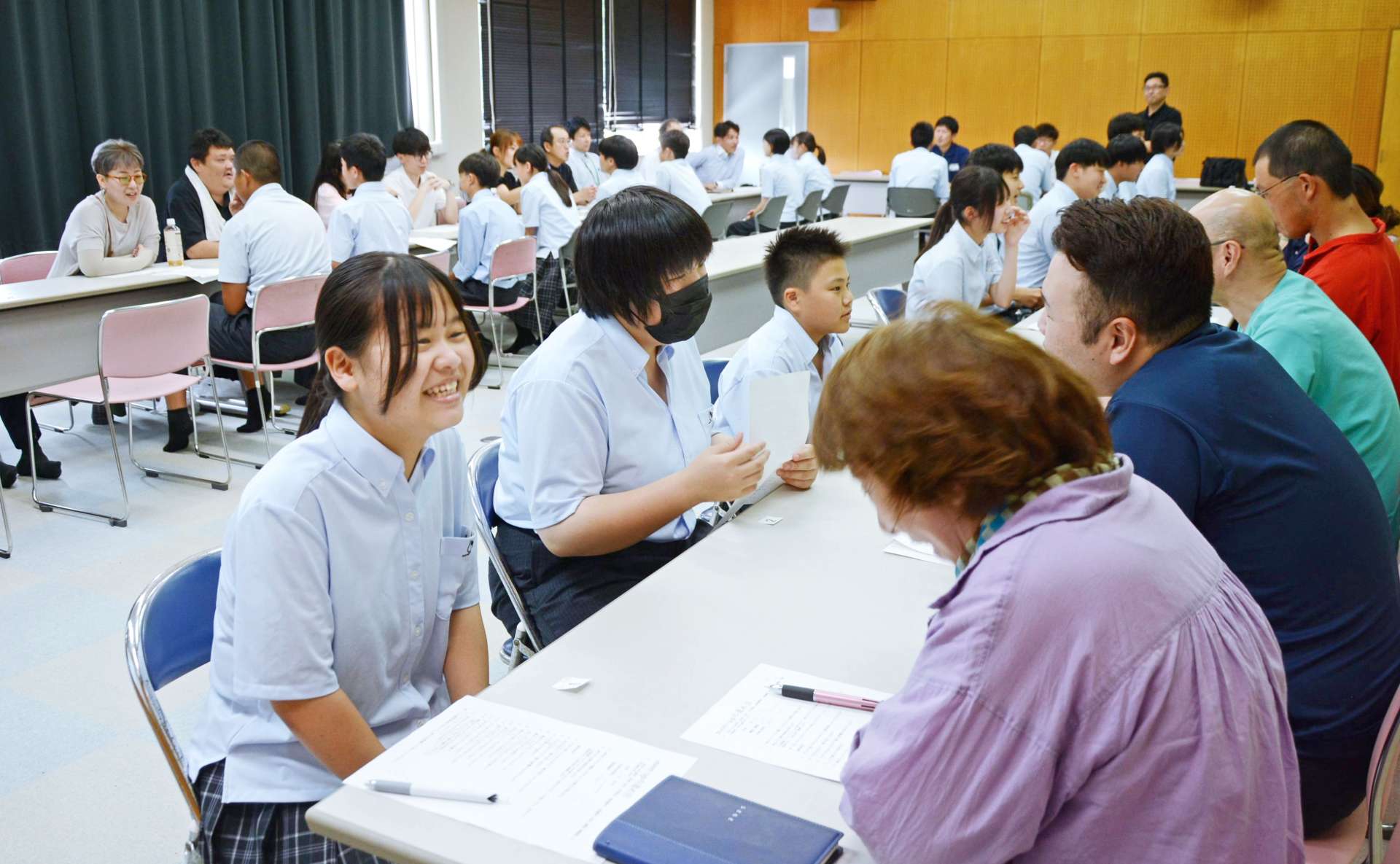 地域の大人たちと会話を楽しむ薩摩中央高校の１年生＝さつま町虎居