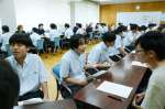 地域の大人たちと会話を楽しむ薩摩中央高校の１年生＝さつま町虎居