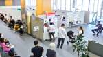 大勢の市民が手続きに訪れている特設会場＝６月３０日、鹿児島市役所
