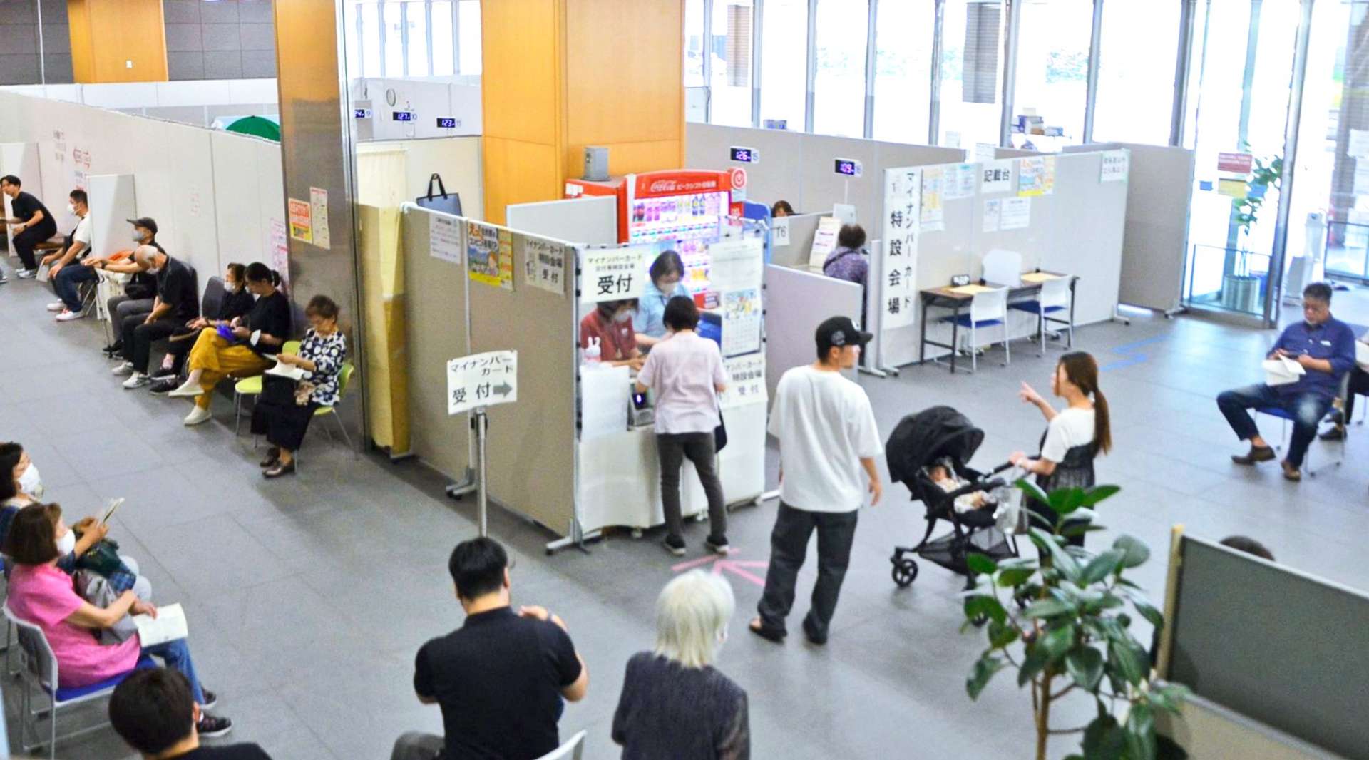 大勢の市民が手続きに訪れている特設会場＝６月３０日、鹿児島市役所