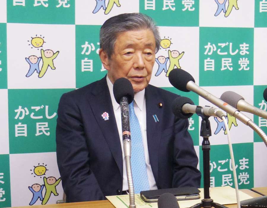記者会見で質問に答える森山裕会長＝９日、鹿児島市の自民党県連